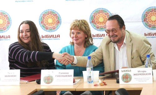 Анна Манюк и Игорь Жеребцов подписали соглашение.