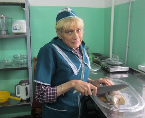 Кухонный работник Алина Мокрушина.