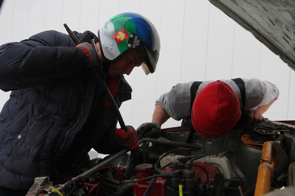 Иван Турышев с механиком своей команды «Пулятор».